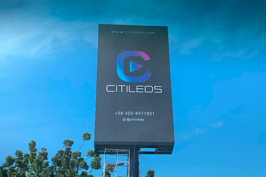 Pantalla LED publicitaria P5 sobre monoposte en Maracaibo, Venezuela