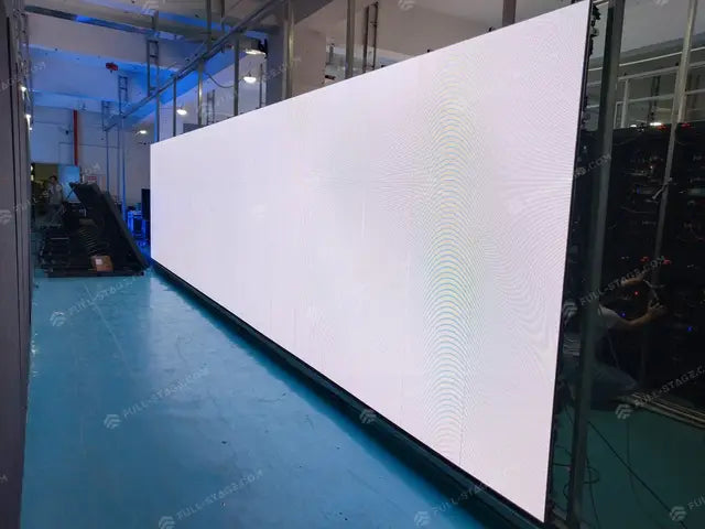 Pantalla LED en funcionamiento durante inspección pre-embarque