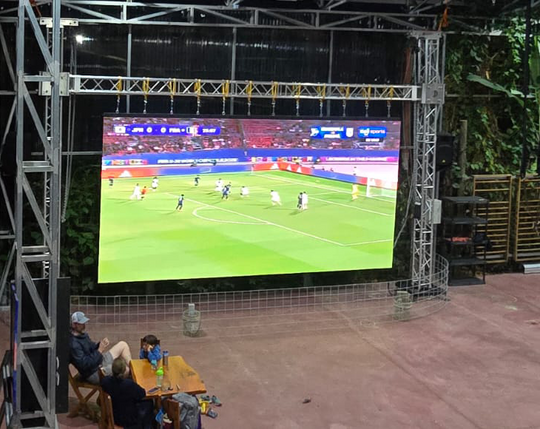 Pantalla LED P2.6 de 6 × 3 m sobre estructura truss, instalada en Guatemala
