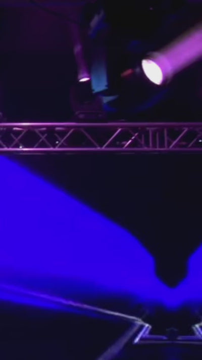 Video: cabeza móvil proyectando un haz de luz sobre truss