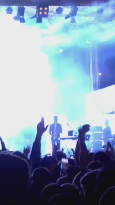 Video: concierto con público frente al escenario