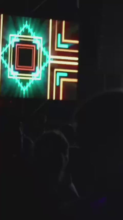 Video: pantalla LED con gráficos en un evento nocturno
