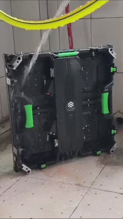 Video: prueba de agua sobre la parte trasera de un gabinete