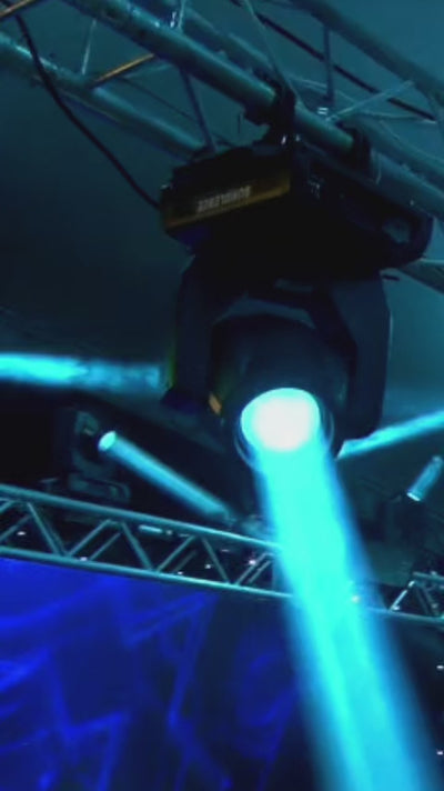 Video: cabeza móvil colgada de una estructura de truss