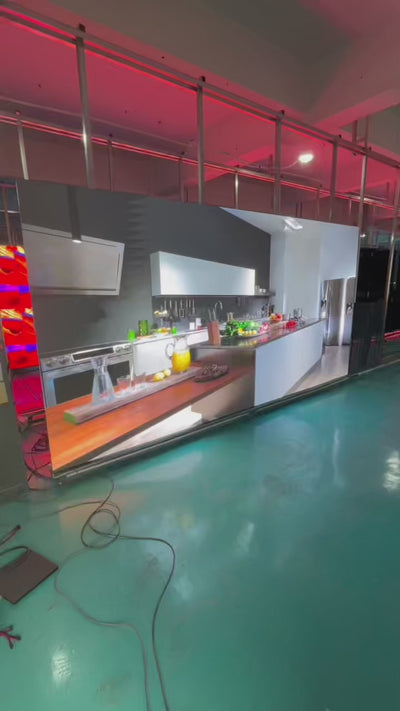 Video: nave con una pantalla LED encendida al fondo